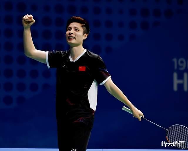 李诗沣成中国第6位亚运羽毛球男单冠军，赛后霸气侧空翻庆祝(2)