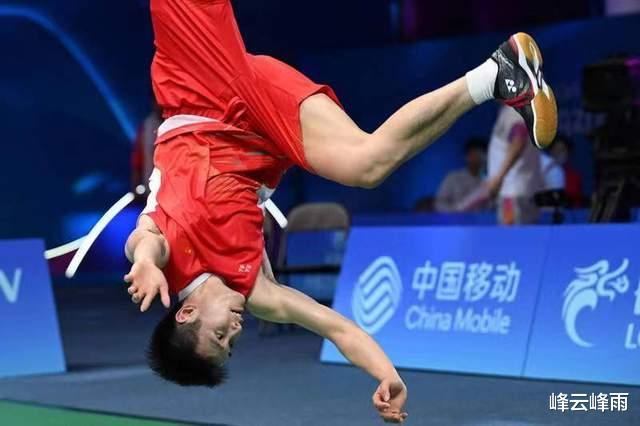 李诗沣成中国第6位亚运羽毛球男单冠军，赛后霸气侧空翻庆祝(3)