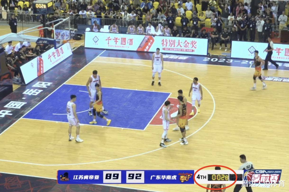 中国篮球奇葩一幕：江苏落后3分最后一攻打2分 自绝生路成笑话(2)