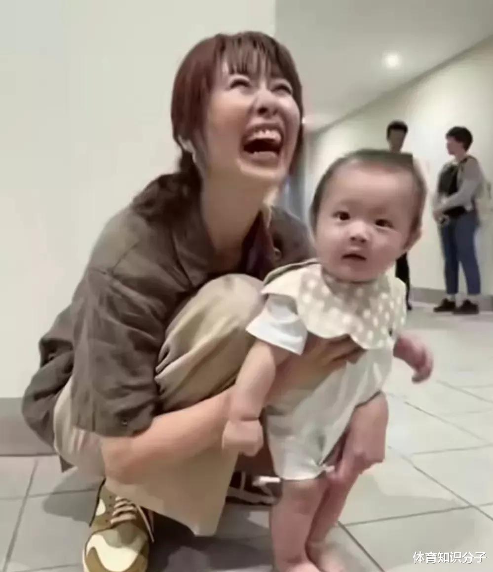 日本女排美女喜得贵子！恩师抱着孩子特开心，网友：跟恩师长得像(2)