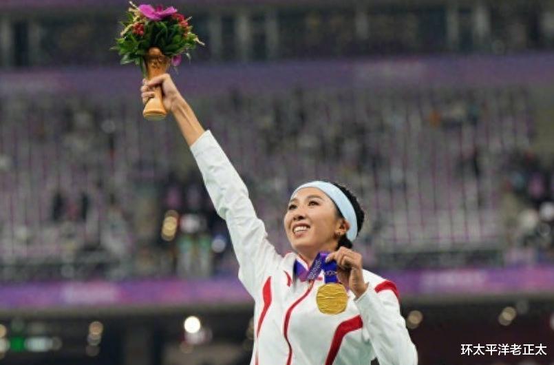 中国2大亚运冠军女神同框！林雨薇揭开夺冠原因，点燃火炬又美又飒(1)