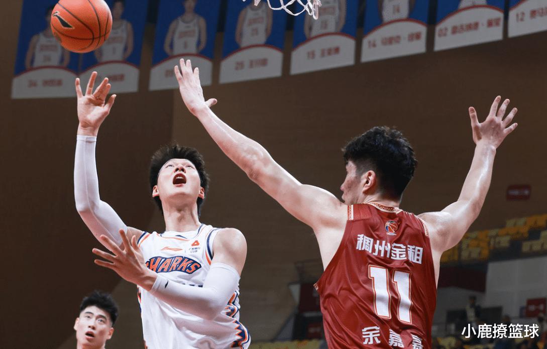 35分钟仅拿8分！上海男篮王牌中锋断崖式下滑，上赛季还场均22+12(2)