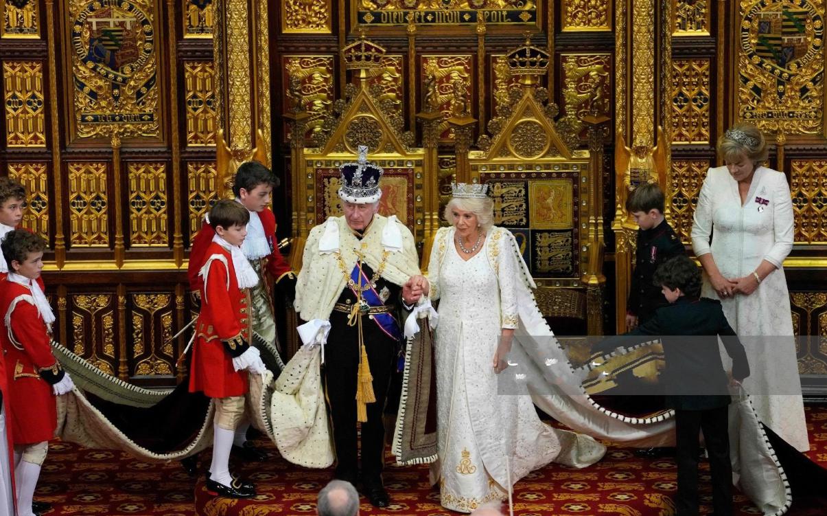 英王首次出席议会开幕式，提袍童子没有乔治，长子威廉也缺席(2)
