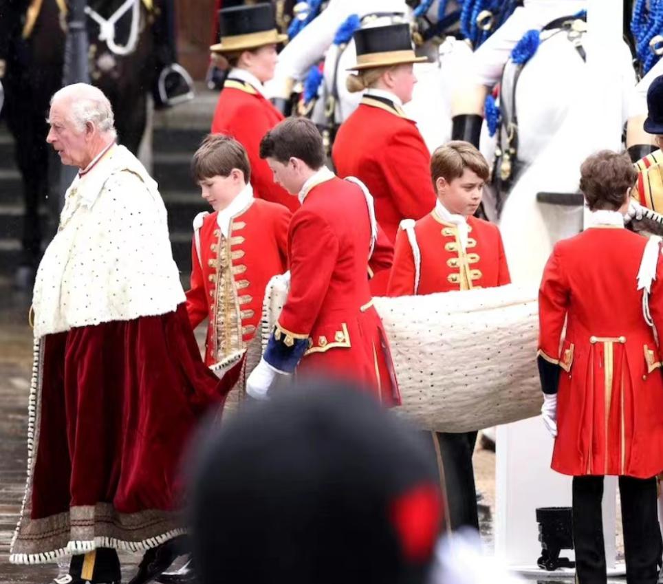 英王首次出席议会开幕式，提袍童子没有乔治，长子威廉也缺席(4)