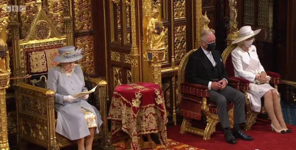 英王首次出席议会开幕式，提袍童子没有乔治，长子威廉也缺席(9)