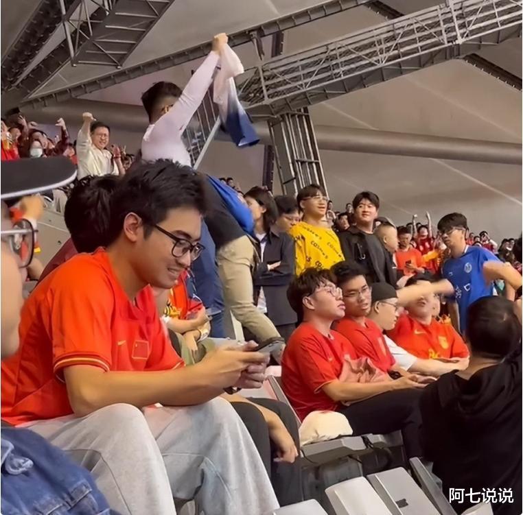 挑衅侮辱中国队球迷，知情人曝光其身份后，让人一言难尽(7)