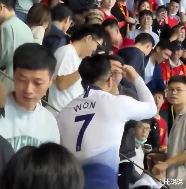 挑衅侮辱中国队球迷，知情人曝光其身份后，让人一言难尽(15)