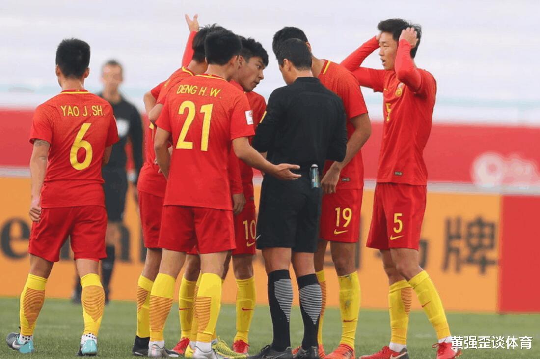 中国队在主场遇到黑哨，即使拥有世界球星，韩国队赢得并不光彩？(2)