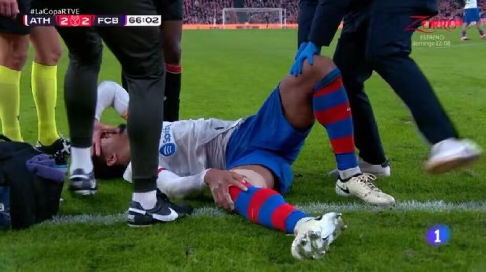 阿劳霍被踢到支撑脚后膝盖受伤，队医进场处理后继续比赛(1)