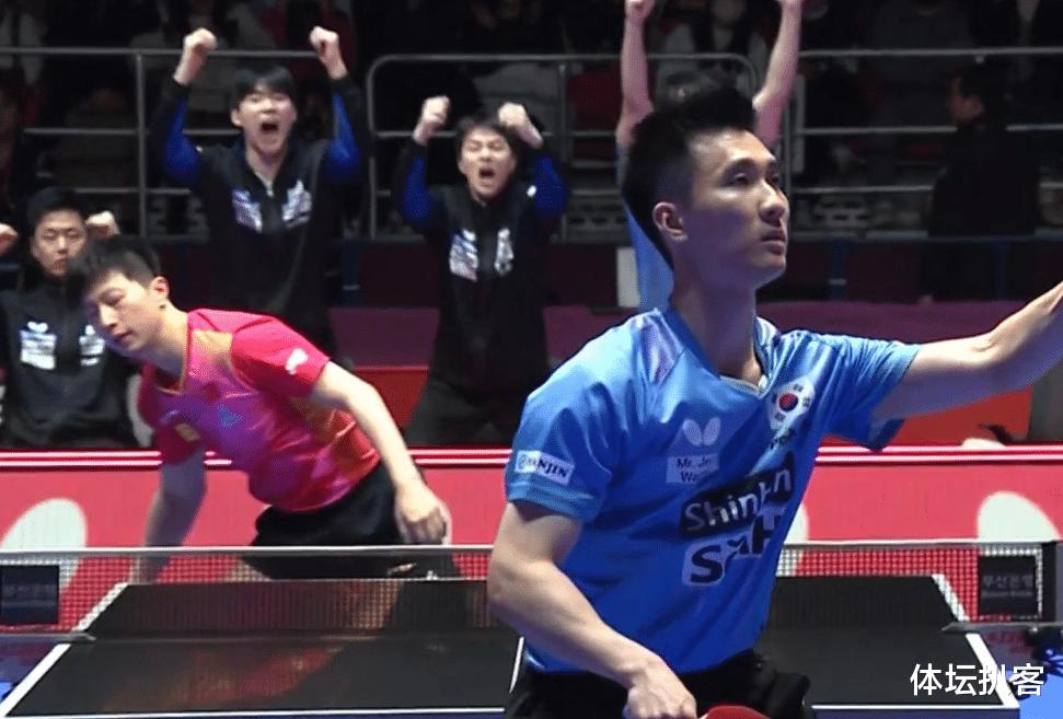 太燃了！王楚钦赢球后回击韩国观众，指着胸前国旗，国乒大逆转(3)