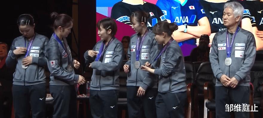 女团颁奖礼！日本队输球心情好，陈梦情商高，让马琳站中间(3)