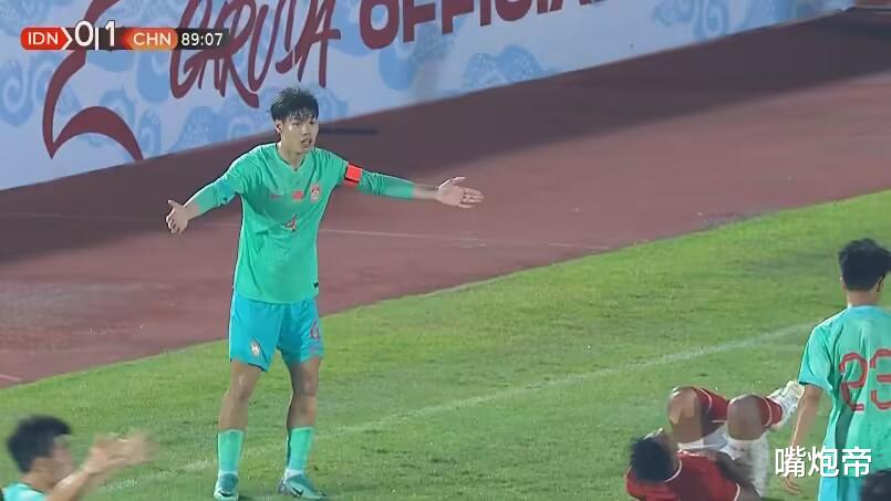 中国足球连遭重创！被新加坡绝平1天后，又被印尼羞辱，对手跪地庆祝(1)