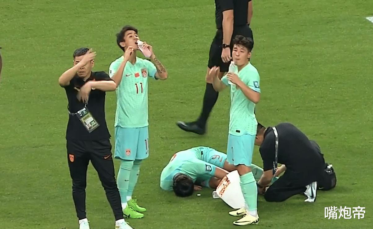 中国足球连遭重创！被新加坡绝平1天后，又被印尼羞辱，对手跪地庆祝(3)