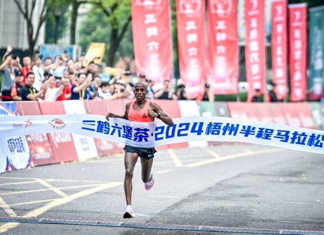 近2万跑者逐梦岭南古城 2024梧州半程马拉松开跑(3)