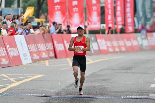 近2万跑者逐梦岭南古城 2024梧州半程马拉松开跑(4)