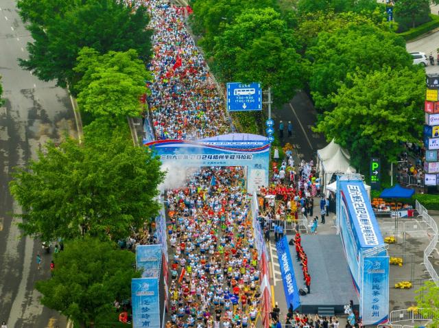 近2万跑者逐梦岭南古城 2024梧州半程马拉松开跑(6)