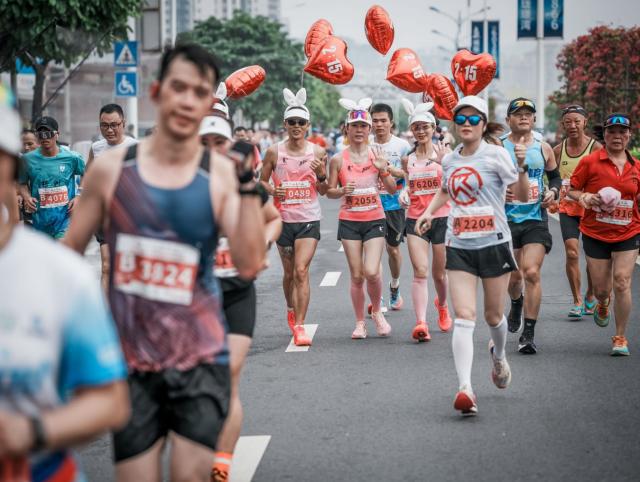 近2万跑者逐梦岭南古城 2024梧州半程马拉松开跑(8)