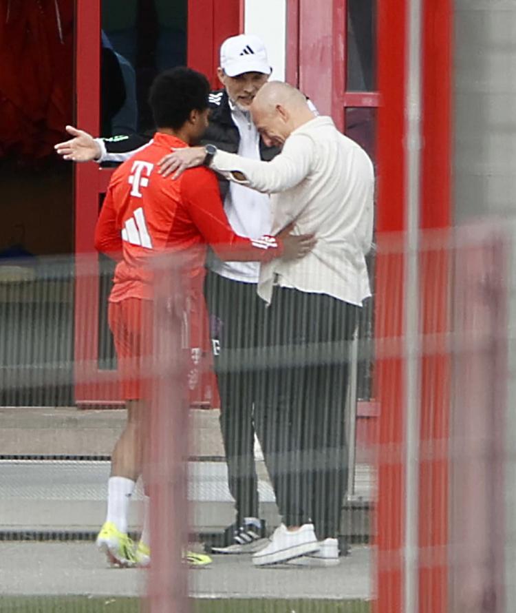 图片报：罗本今日造访拜仁训练场，特别和萨内进行了交流(3)
