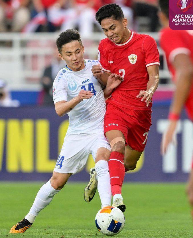 2-0！中亚劲旅跻身亚洲杯决赛+首进奥运，印尼队长飞踹被沈寅豪罚下(2)