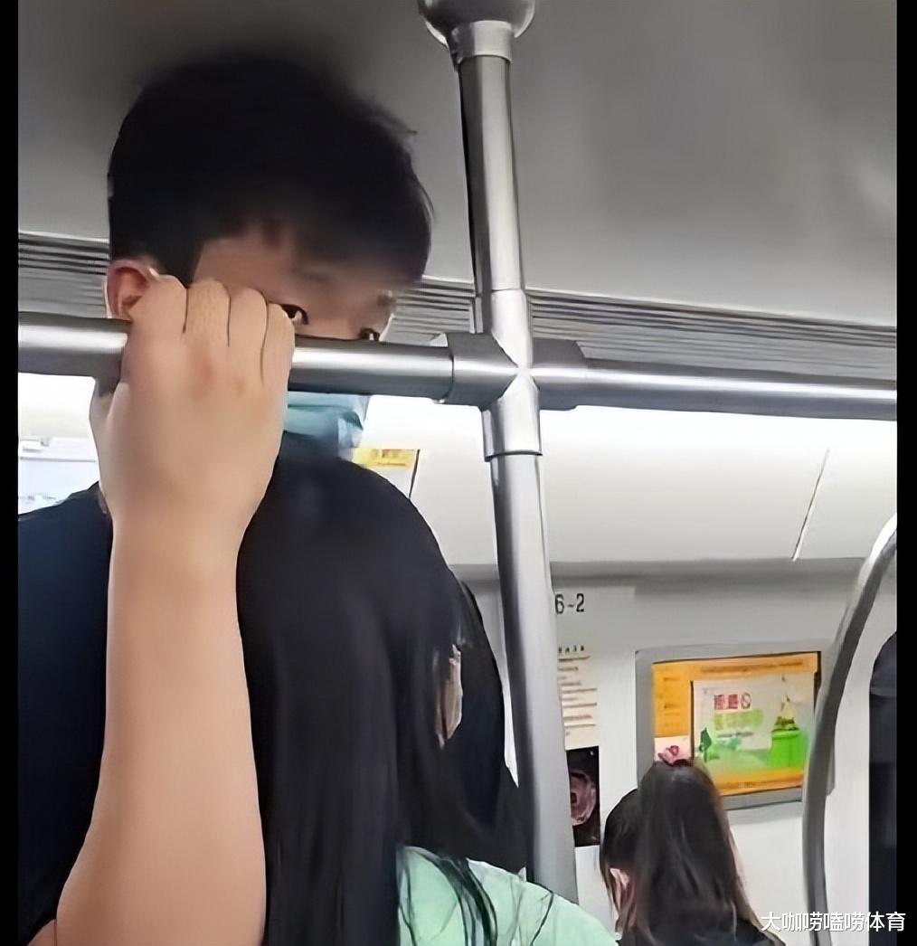 杨瀚森坐地铁被偶遇！与女友依偎在一起，球迷：难怪不想出国打球(2)
