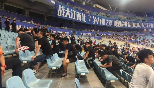 中超第17轮江苏苏宁主场仅有1.8万人，现场球迷背对球场表达不满(2)
