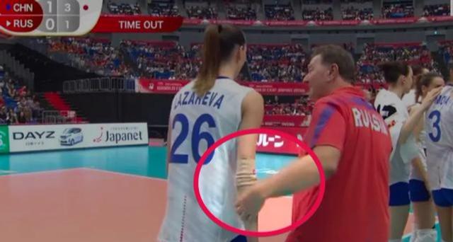 咸猪手？中俄女排世界杯比赛中，俄罗斯教练“超常规”动作引争议(2)