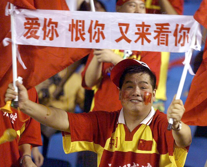扬眉吐气！一场酣畅淋漓的胜利，中国男足距离卡塔尔世界杯又近一步(2)