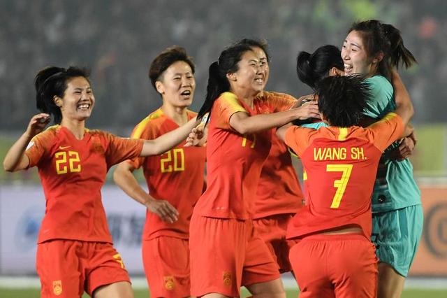 中国女足永川赛力克巴西队夺冠，贾秀全将坚持以老带新(2)