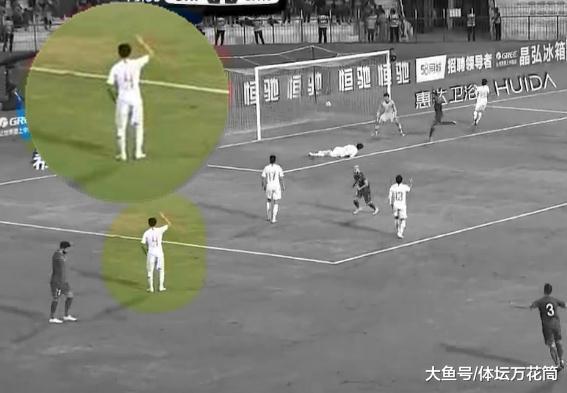 讽刺？张琳芃不慎踢进乌龙球后，边路防守失位之人扬手示意越位(3)