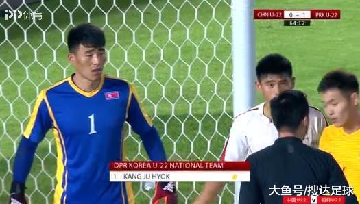 国奥0-1后心态崩了！邓宇彪跟对手干架险酿大冲突，助教进场劝架(3)