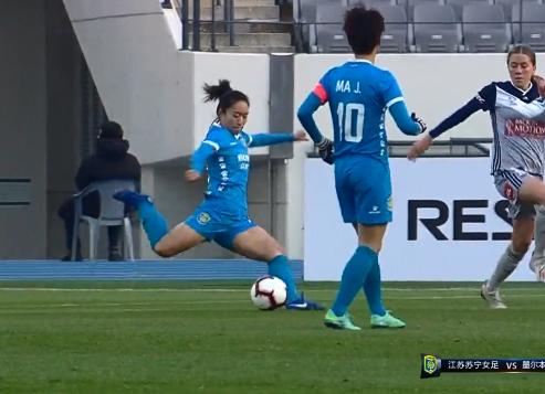 1-1，中国女足亚冠首球诞生！主帅击掌庆祝，仅有的4位球迷欢呼(1)