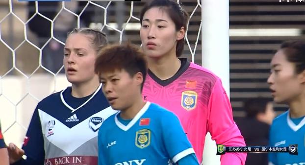 1-1，中国女足亚冠首球诞生！主帅击掌庆祝，仅有的4位球迷欢呼(2)