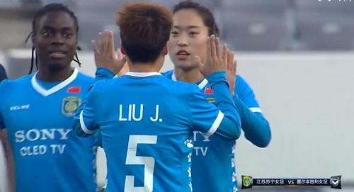 1-1，中国女足亚冠首球诞生！主帅击掌庆祝，仅有的4位球迷欢呼(4)