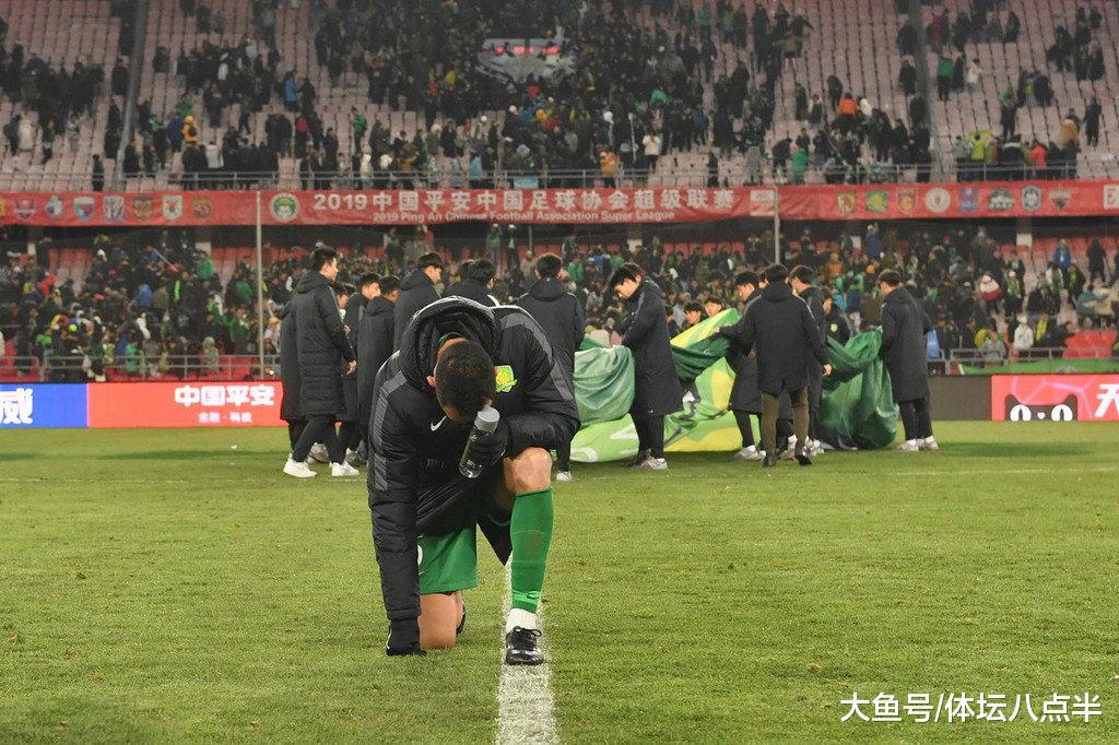 媒体总结广州恒大给中国足球带来的贡献 却遭球迷狂批：只让联赛变得乌烟瘴气(2)