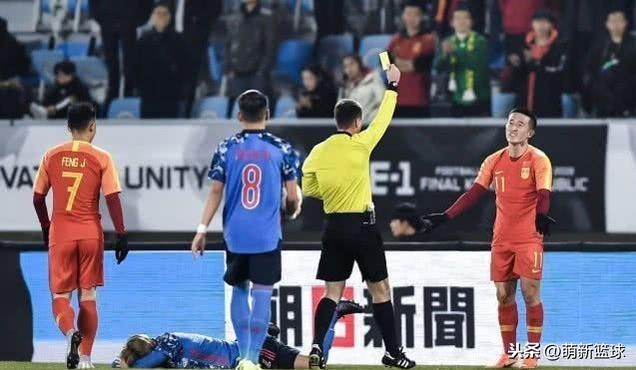 姜至鹏飞踹日本男足队员，逃过红牌已是幸运，为何还举手抗议？(2)