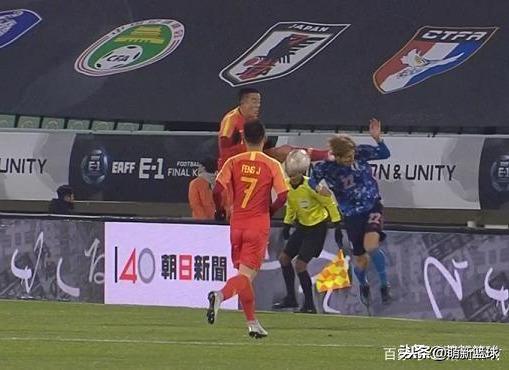 姜至鹏飞踹日本男足队员，逃过红牌已是幸运，为何还举手抗议？(3)