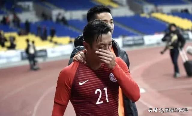 不甘输给国足？中国香港球员赛后痛哭！0比5完败日本时却谈笑风生(2)