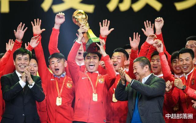 中国足球超罕见1幕：将近40岁国脚有资格拿1200万元顶薪合同！(4)