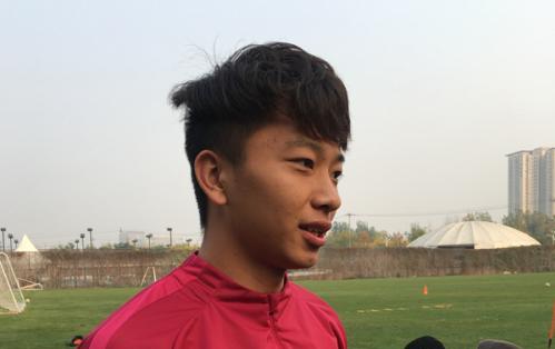 国奥小将温家宝加盟上海申花，21岁的他和名字一样具有领袖气质，未来可期。(3)