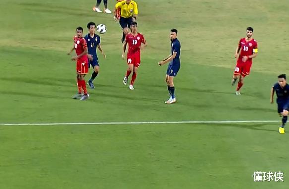 脚后跟带球，挑传助攻，直塞洞穿3人防守！泰国U23踢出巴萨式进攻(3)