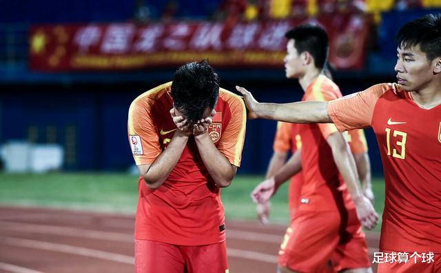 国奥0-1令球迷们一片沮丧，郝伟满脸无奈，球员悲痛万分掩面而泣(1)