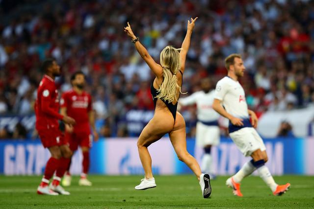 欧冠决赛女球迷 计划做更多裸奔(1)