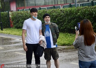 高清: 上港结束雨中训练与球迷合影 胡尔克冲镜头打招呼(3)