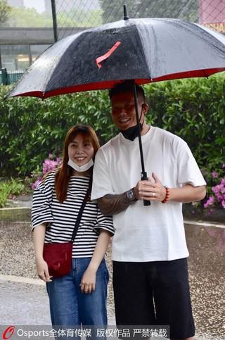高清: 上港结束雨中训练与球迷合影 胡尔克冲镜头打招呼(5)