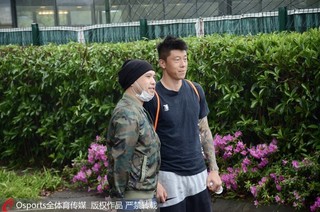 高清: 上港结束雨中训练与球迷合影 胡尔克冲镜头打招呼(6)