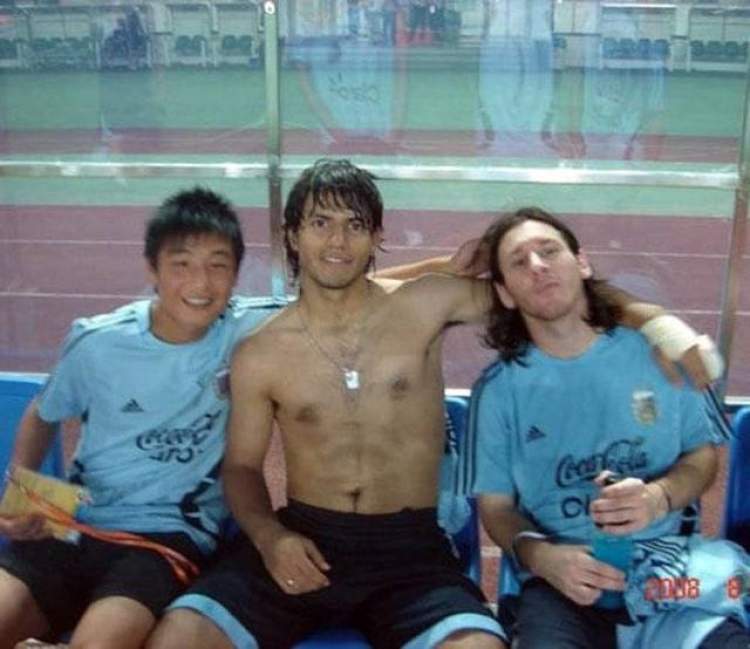 “寿星”阿奎罗邂逅武磊: 他是中国现在最好的足球运动员(4)