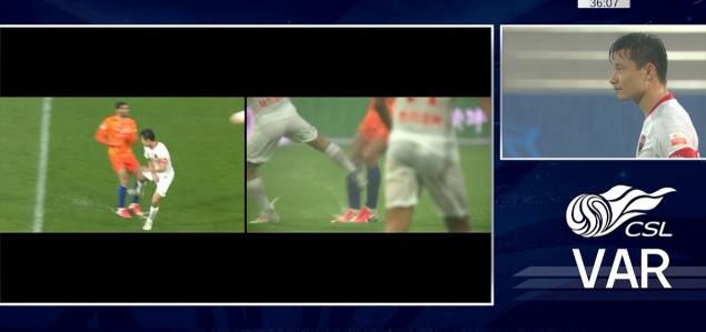 GIF: 郜林踩踏费莱尼, 主裁判观看VAR后未出示红牌(1)