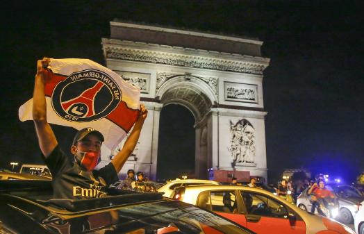 【欧联】巴黎圣日耳曼球迷聚集庆祝历史性闯决赛，巴黎防暴警出动催泪弹驱散(2)
