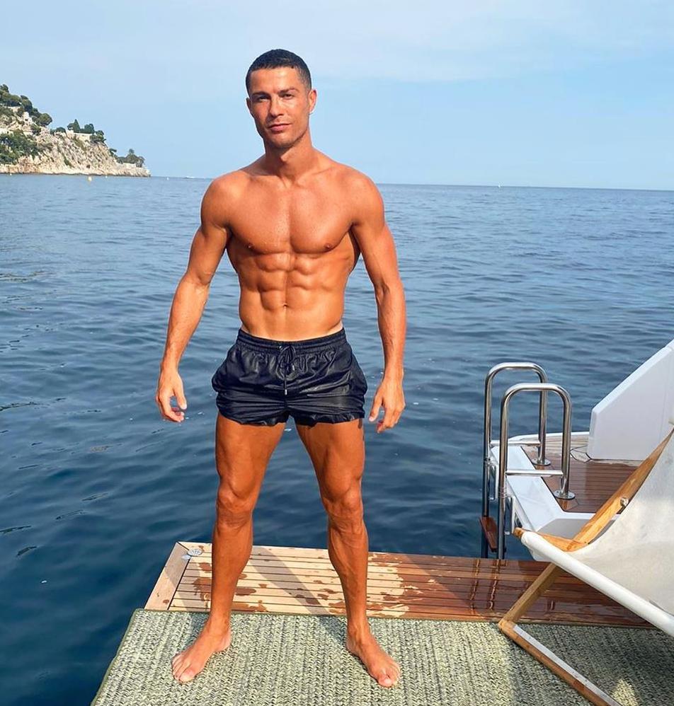 C罗海滩秀身材，35岁的他用每一块肌肉告诉你，什么是自律！(16)