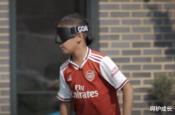 梅西善举！捐助阿森纳盲人球迷 送装备帮他踢球(1)